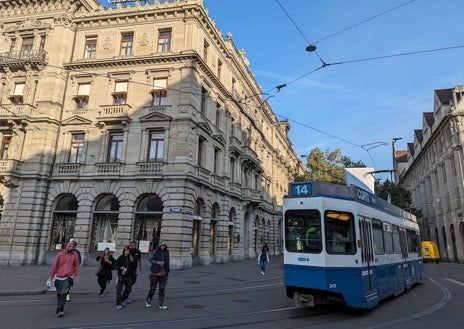 Imagen secundaria 1 - En la foto superior, el mirador de la plaza de Lindenhof. Sobre estas líneas, a la izquierda, el final de la calle Bahnhofstrasse. Las grandes marcas de lujo mundial tienen allí su tienda. A la derecha, Zúrich West, una zona de comercio de productores locales con decenas de tiendas abiertas en un viaducto de finales del XIX
