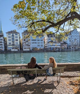 Imagen secundaria 2 - El río Limago -140 km- nace en los Alpes de Glaris, desemboca en el lago de Zúrich y de allí sale rebautizado como Limmat. Arriba vemos un crucero por el lago, que parando en los pequeños pueblos de los alrededores. Sobre estas líneas, a la izquierda, la torre de la iglesia de San Pedro, que tiene la esfera de reloj más grande de Europa. A la derecha, una mañana de sol y conversación junto al Limmat