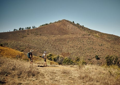 Imagen secundaria 1 - Sobre estas líneas, Casa rural Tres Almendros. Además, algunas de las actividades de Gran Canaria Natural & Active