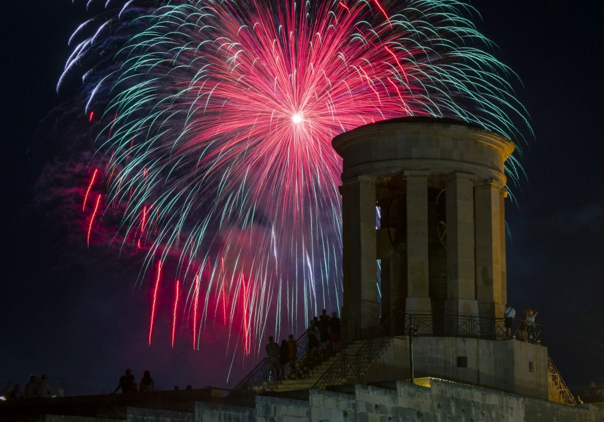 Fuegos artificiales desde la Campana de Asedio en La Valletta