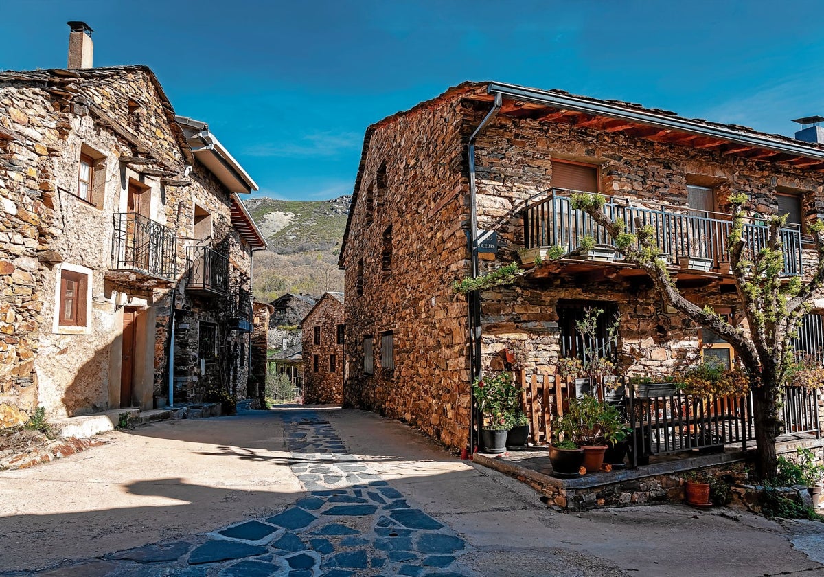 Recorrer los pueblos negros de Guadalajara es siempre una buena opción