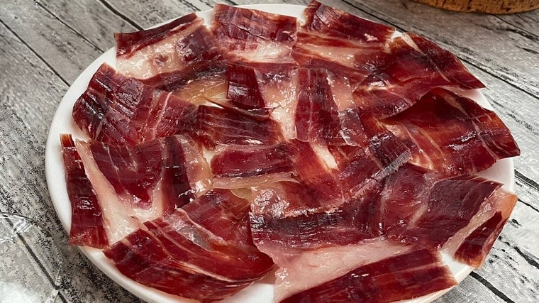 Plato de jamón servido en el Restaurante José Vicente, en Aracena