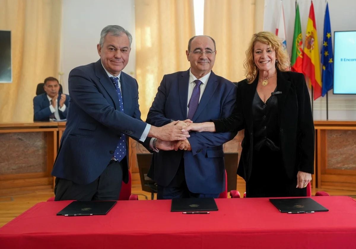 Los alcaldes de Sevilla, Faro y Huelva en una reciente reunión de las tres ciudades