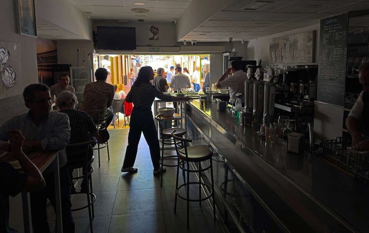 El bar cafetería Agmanir, a oscuras durante el apagón