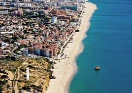 Esta es la playa de Huelva que más se busca en internet: tiene más de cuatro kilómetros de arena fina y dorada