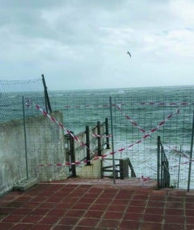Imagen secundaria 2 - El mal estado de la mayoría de los accesos ha obligado al Ayuntamiento de Punta Umbría a precintarlos