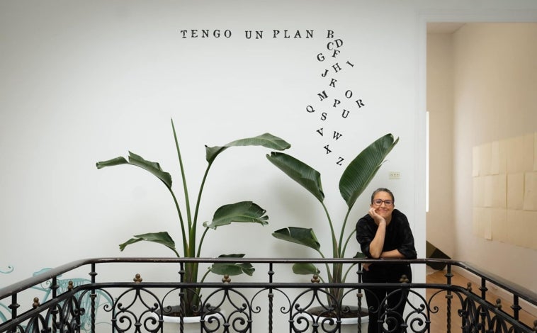 Imagen principal - María JL Hierro, a las puertas de su galería, concierto de Alejandro Rivera y Hierro con Estela Rengel