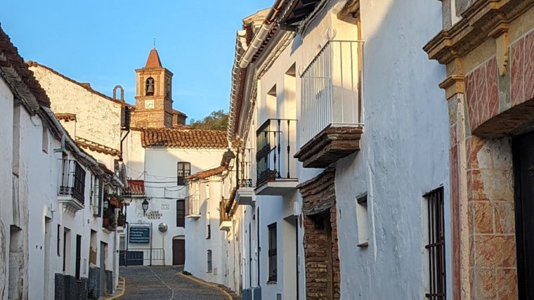 Calles de casas blancas en Castaño del Robledo