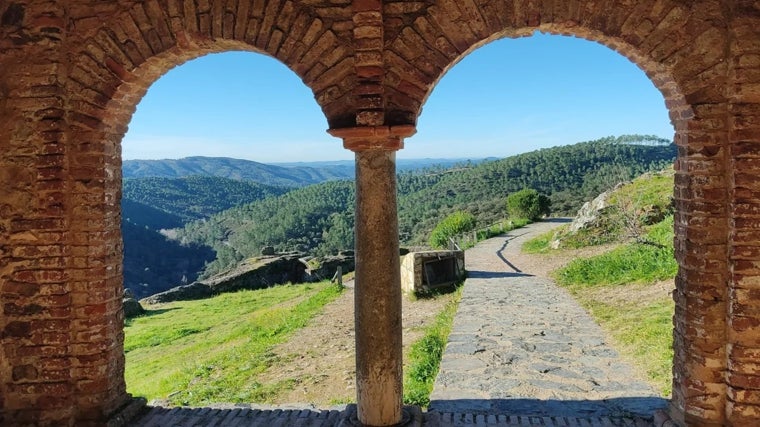 Vistas desde la parte posterior de la mezquita de Almonaster la Real