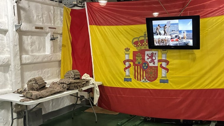 Sala de exposición con material y de video