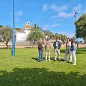 Adolfo Verano, alcalde de Lepe, con varios concejales, en el recinto romero
