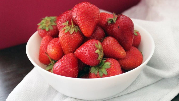 Imagen de archivo de un cuenco con fresas de Huelva
