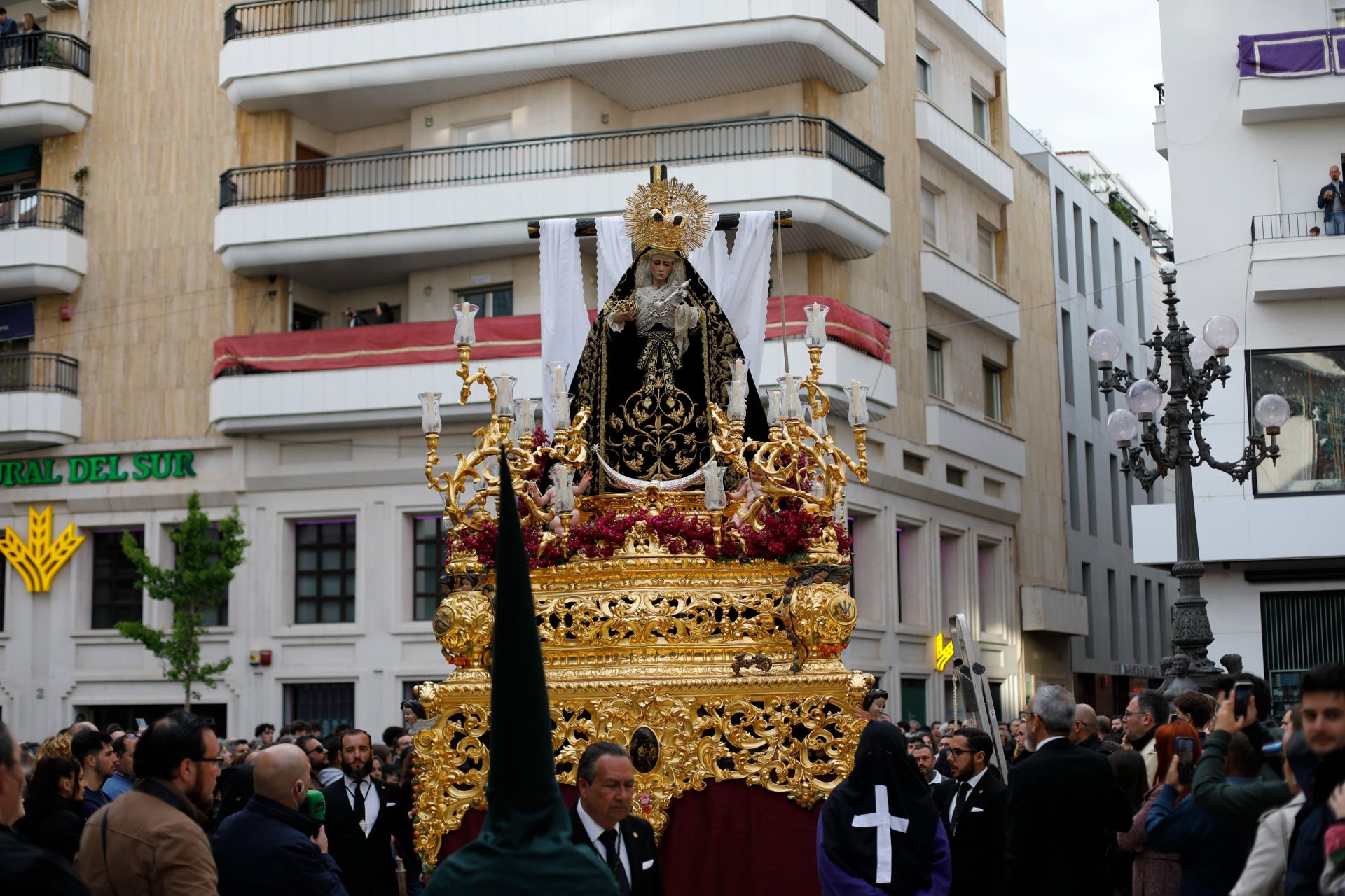Viernes Santo: En Silencio a los pies de la cruz