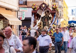 La Hermandad saliendo por su barrio del Polvorín
