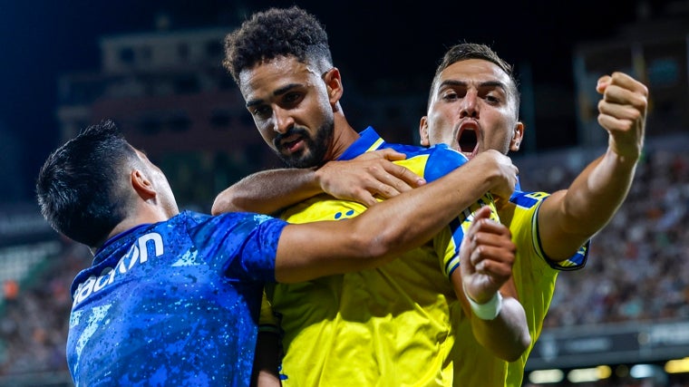 Chris Ramos, delantero del Cádiz CF, celebra uno de sus goles en Castalia esta temporada.