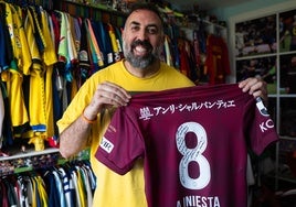 La colección de camisetas de un isleño que sorprendió a Andrés Iniesta
