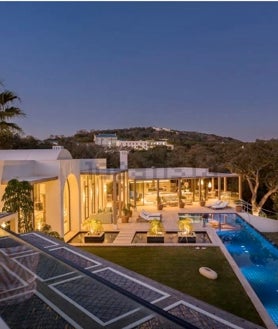 Imagen secundaria 2 - Sale a la venta un espectacular chalet en Cádiz que se parece a una mansión de Miami: se puede comprar por este precio