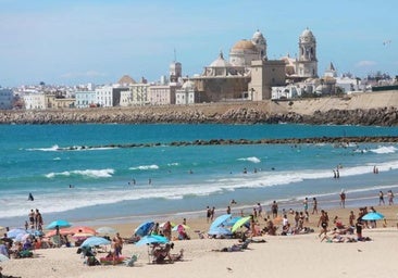 Las playas de Cádiz buscan limpiadores: el sueldo es de más de 1.300 euros al mes