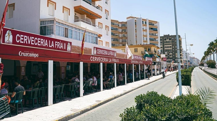 Fachada de Cervería La Fría II en el paseo marítimo de Valdelagrana en El Puerto de Santa María