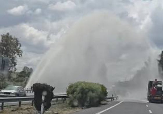 Cascada de agua en la autopista Cádiz Sevilla