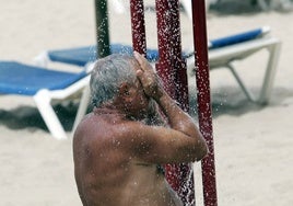 Ducharse en la playa, un lujo desigual en Cádiz este verano