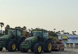 La playa de La Barrosa se pone a punto con labores de perfilado