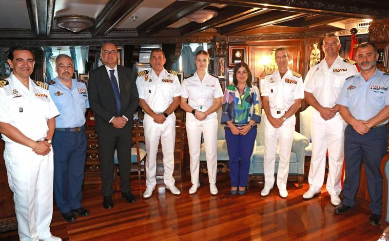 Imagen principal - La Princesa Leonor llega a Las Palmas de Gran Canaria a bordo del 'Juan Sebastián de Elcano'