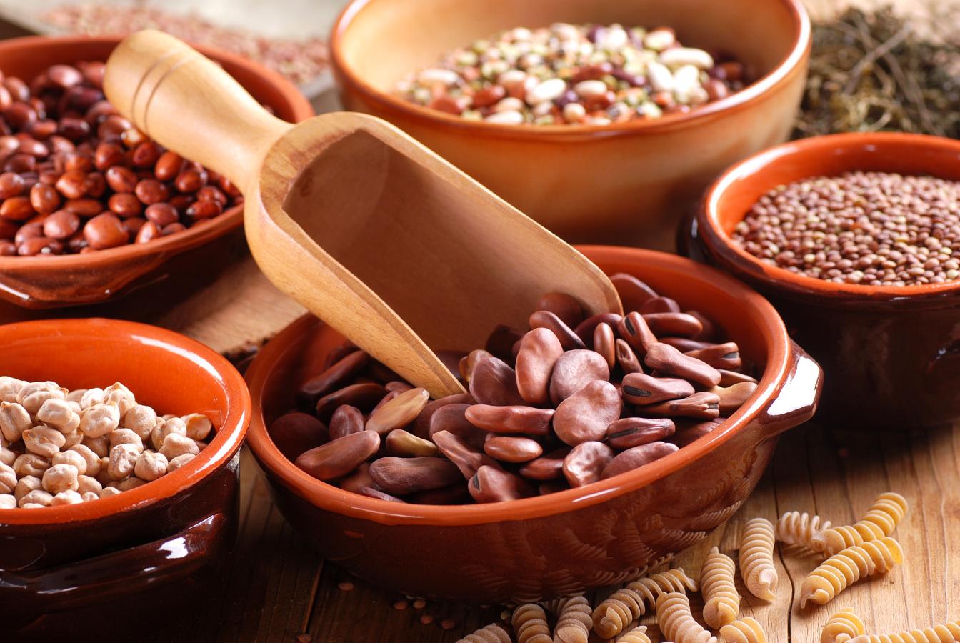 Habas secas. Es una de las legumbres que no faltaba en la <a href="https://www.abc.es/bienestar/alimentacion/abci-llamativos-consejos-leonardo-vinci-para-vivir-mas-201911170336_noticia.html" target="_blank">dieta de Leonardo Da Vinci</a>, y no es para menos, porque entre todos los beneficios de las habas se encuentra su enorme aporte de fibra: 25 gramos por cada 100 gramos del producto, superando en cantidad al mismo consumo de otros alimentos como las alcachofas, almendras o chufas.