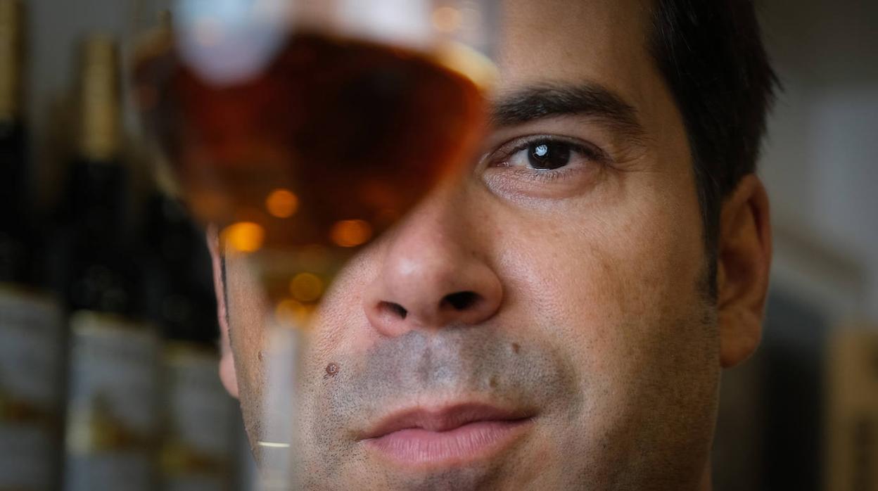 Sergio Nieto, ante una copa de vino en Casa Martín 1920, en Grazalema