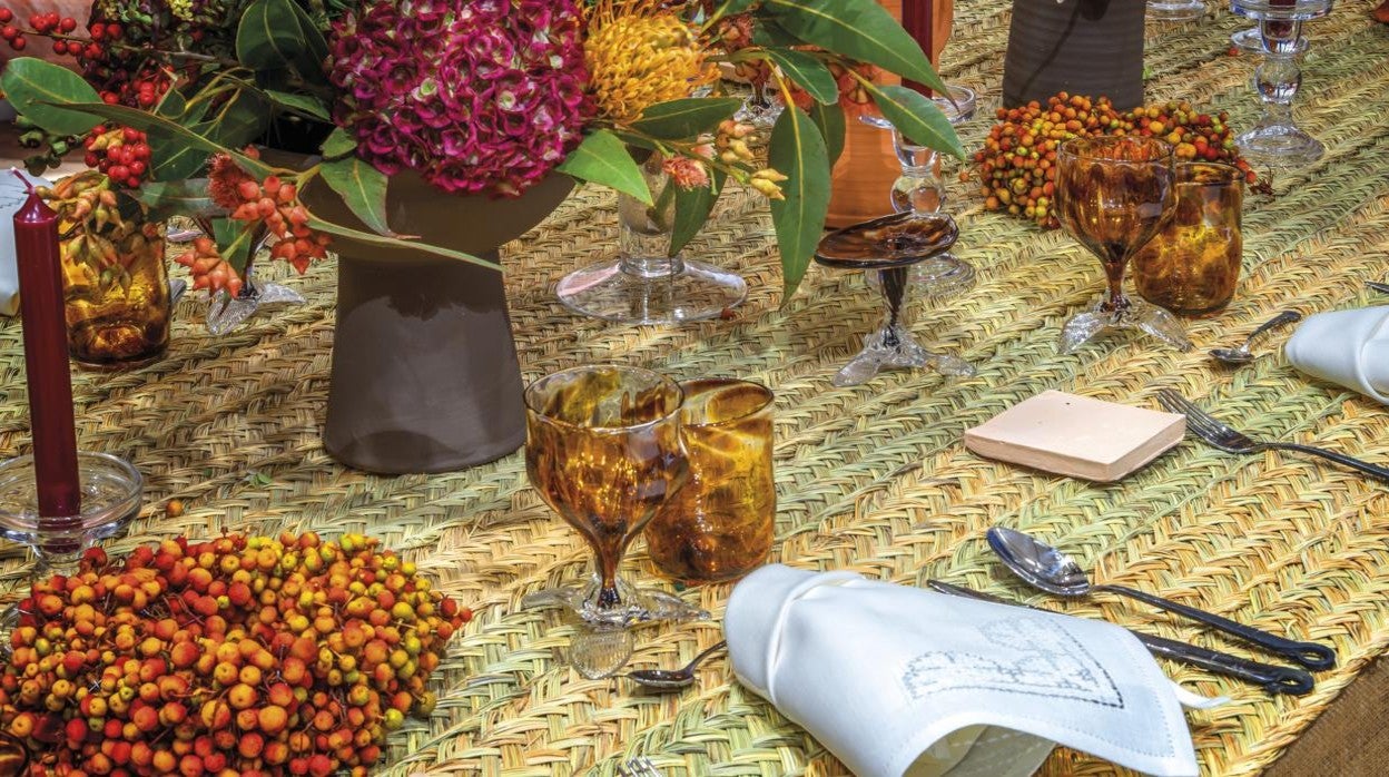 Flores naturales, vidrio soplado, mantelería bordada y mucha artesanía en una mesa de lujo
