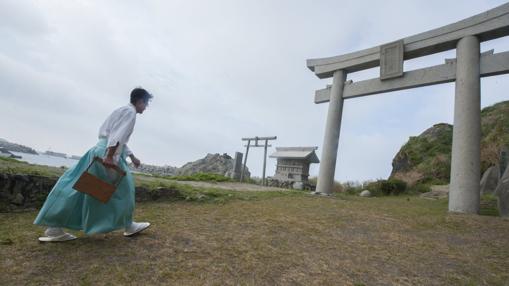 Un sacerdote shintoista, en la isla